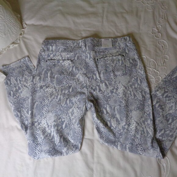 Gray and cream reptile slim jeans fitted stretch NWT - Picture 2 of 3